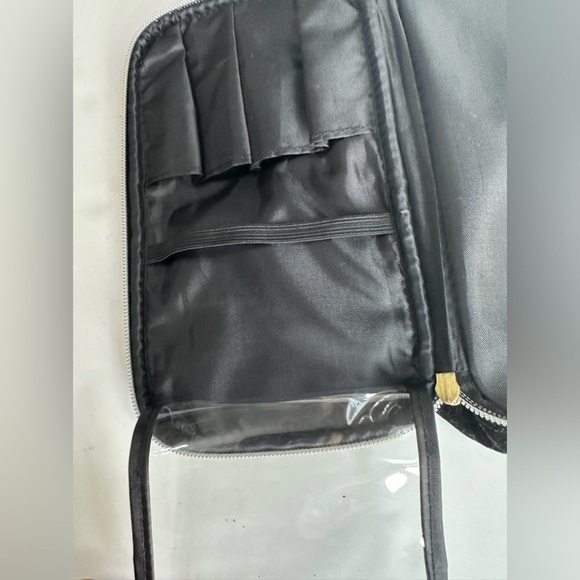👜 Kestral Black Velvet Makeup Bag with Gold Zipper ✨ - Picture 9 of 11